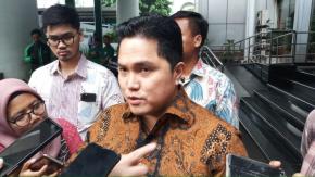 <p>Tak lagi bungkam. Menteri Badan Usaha Milik Negara (BUMN) Erick Thohir memastikan aparat hukum akan mengusut tuntas para oknum yang terlibat dalam kasus korupsi di PT Asuransi Jiwasraya (Persero). Asuransi jiwa pertama di Indonesia itu tengah mengalami tekanan likuiditas hingga menunda pembayaran klaim jatuh tempo nasabahnya. Kejaksaan menduga potensi kerugian negara dalam kasus korupsi Jiwaraya Rp13,7 triliun.</p>

